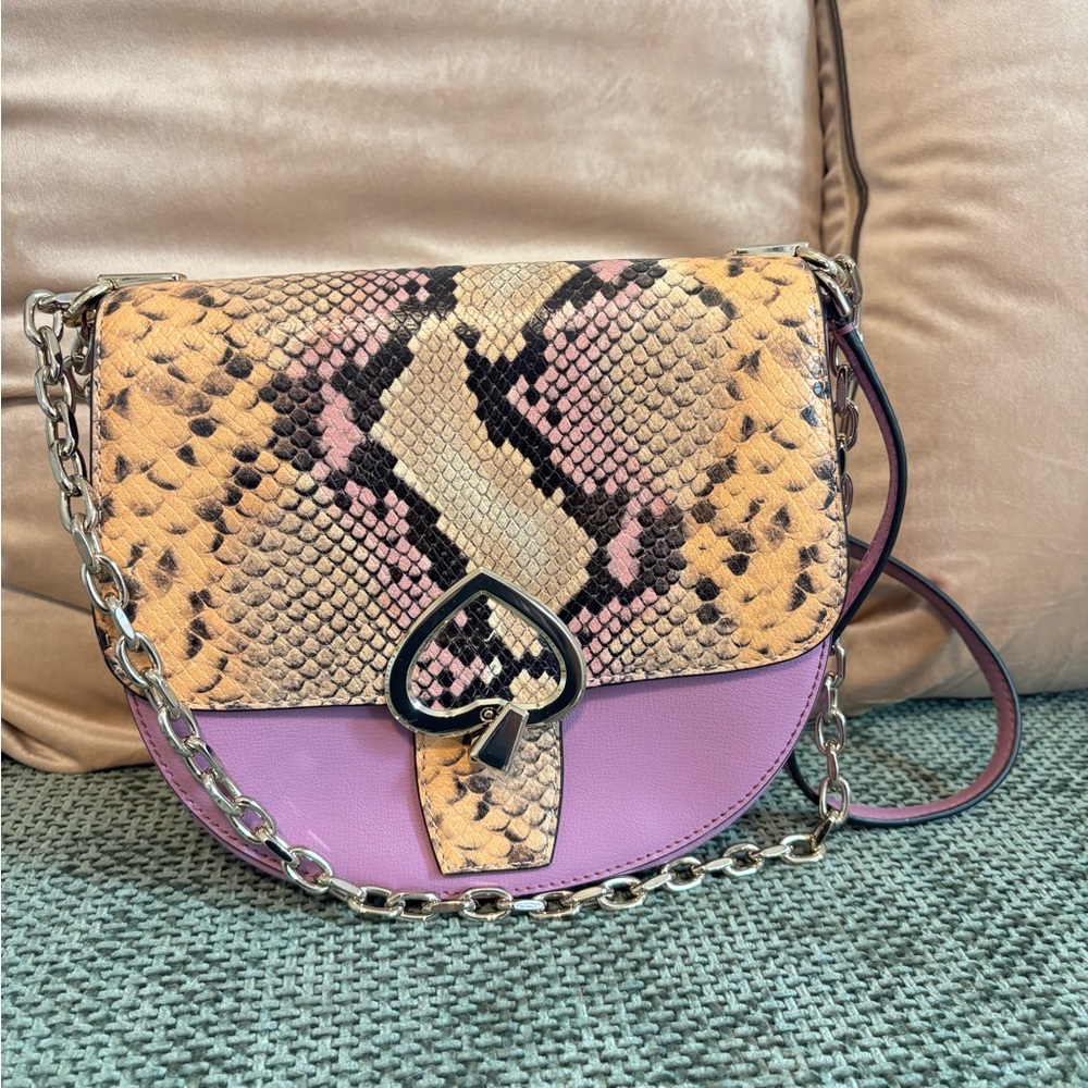 Kate Spade: Chic Snakeskin Crossbody Bag with Chain Strap